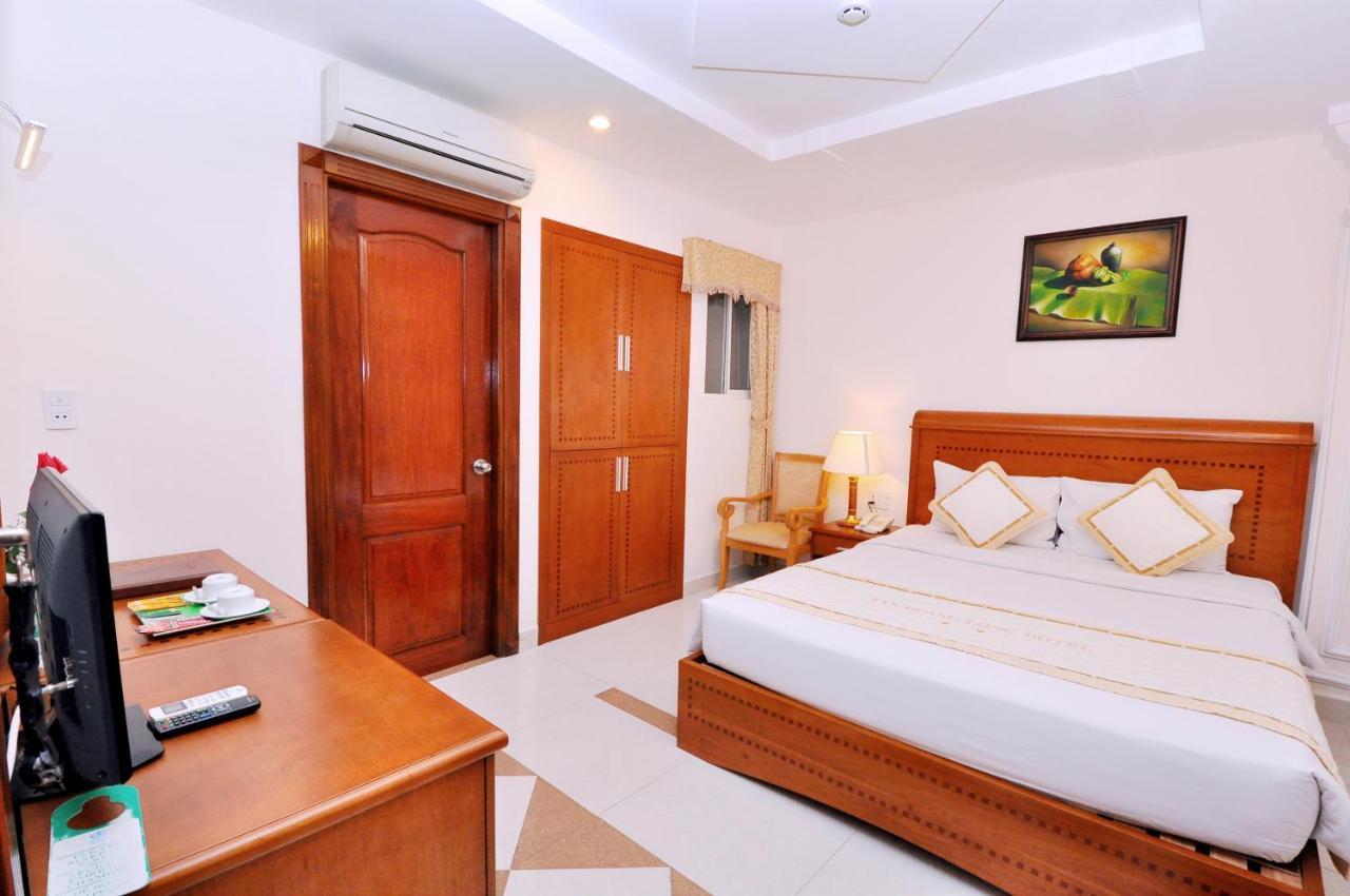 Tan Hoang Long Hotel Хошимин Екстериор снимка