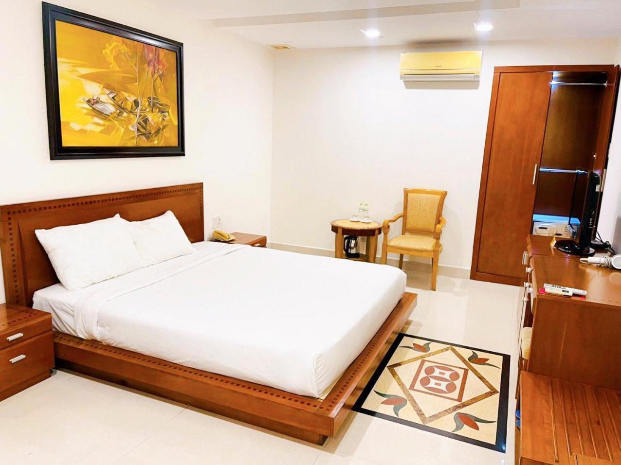 Tan Hoang Long Hotel Хошимин Екстериор снимка