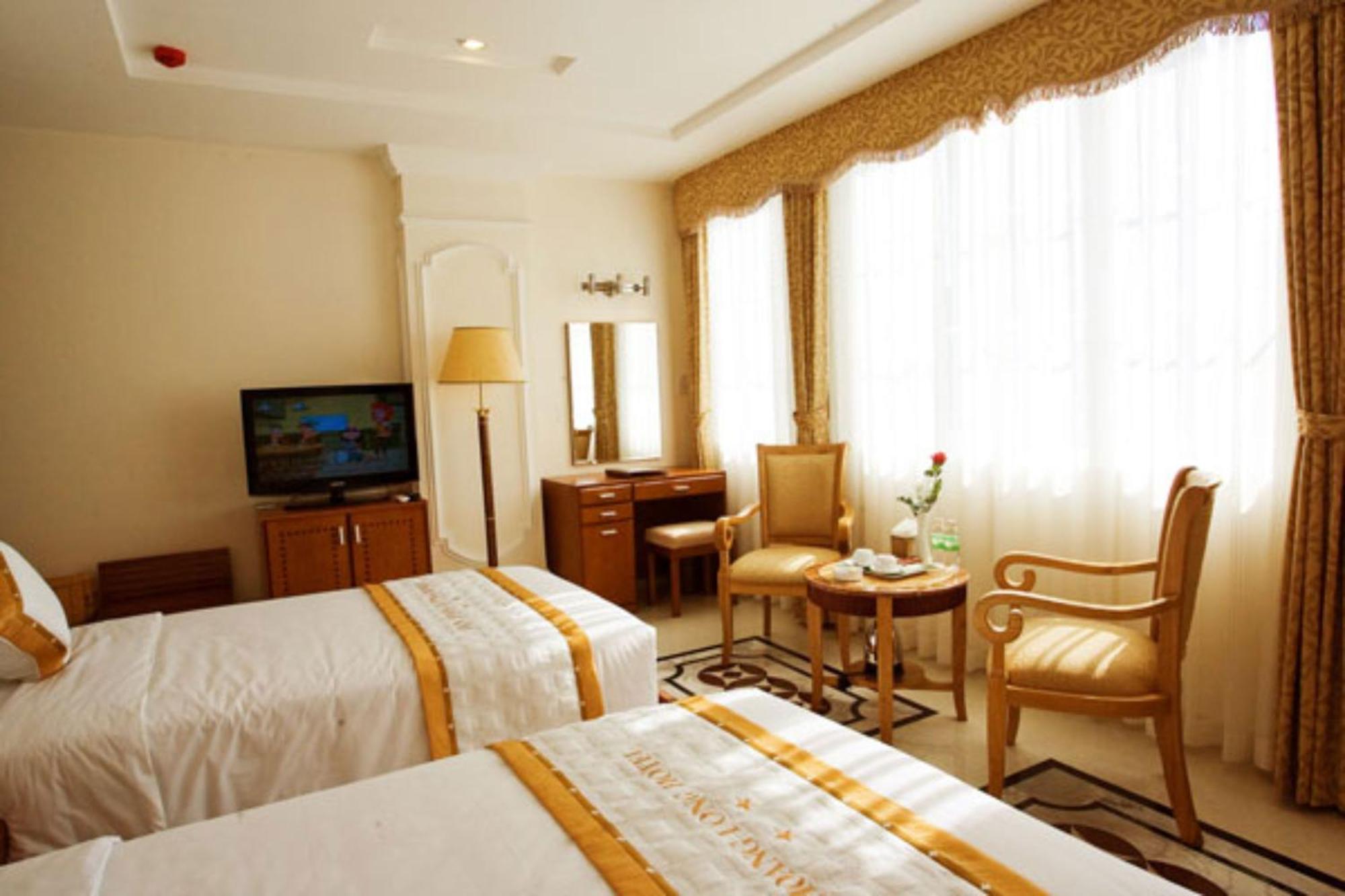 Tan Hoang Long Hotel Хошимин Екстериор снимка