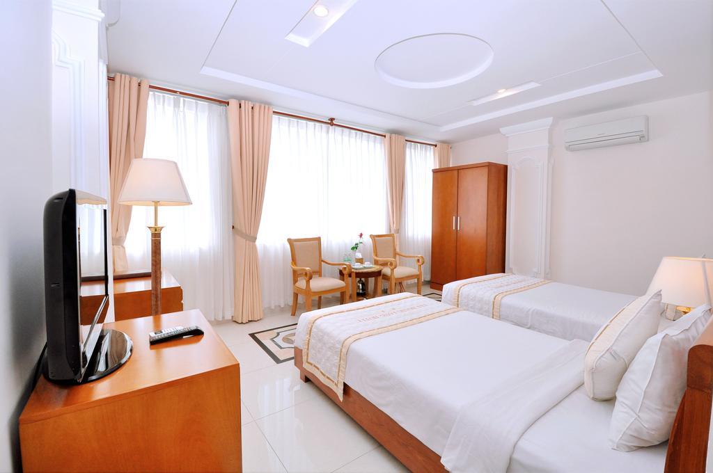 Tan Hoang Long Hotel Хошимин Екстериор снимка