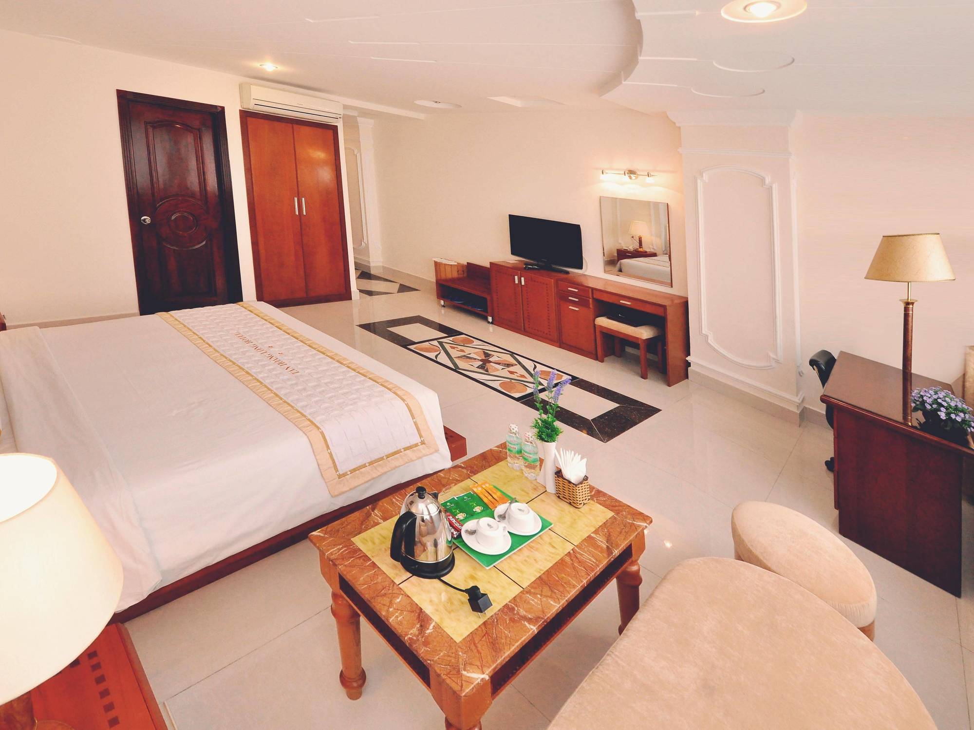 Tan Hoang Long Hotel Хошимин Екстериор снимка