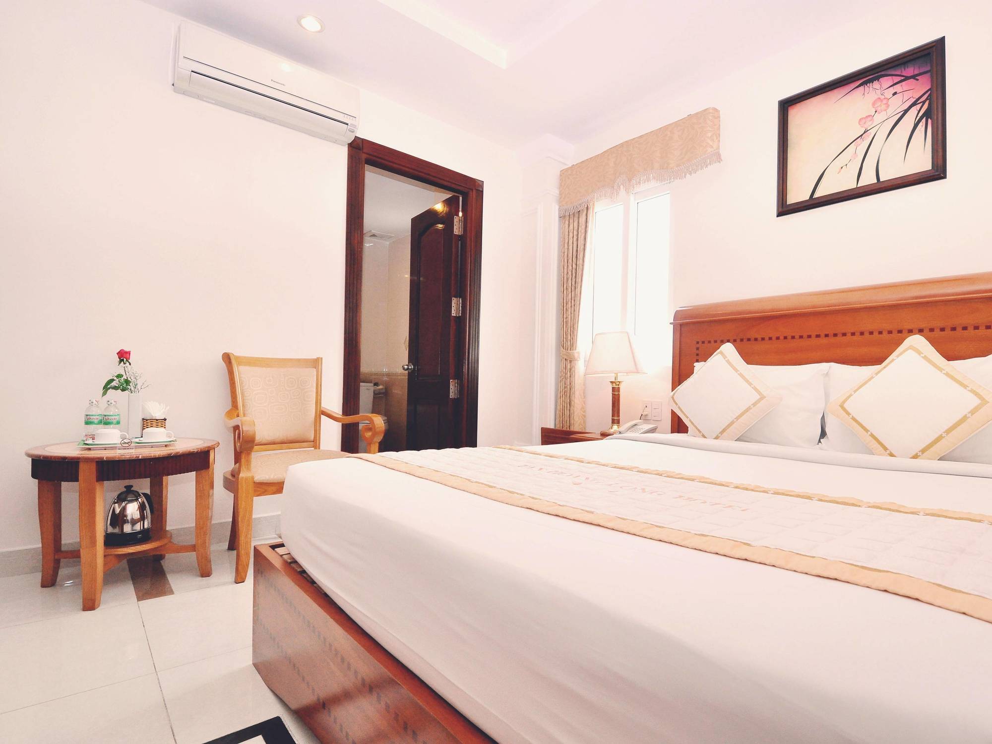 Tan Hoang Long Hotel Хошимин Екстериор снимка